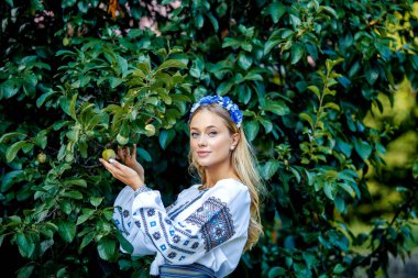 Halk giyim mavi gözleri ile güzel sarışın Ukraynalı kız. Moda Boho tarzı. Geleneksel ve doğa tarzı. Ulusal görünüm