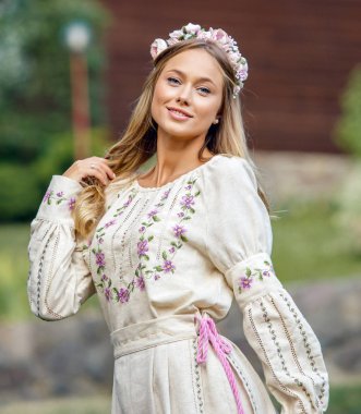 Halk giyim mavi gözleri ile güzel sarışın Ukraynalı kız. Moda Boho tarzı. Geleneksel ve doğa tarzı. Ulusal görünüm