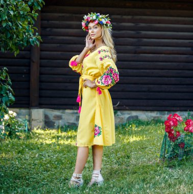 Halk giyim mavi gözleri ile güzel sarışın Ukraynalı kız. Moda Boho tarzı. Geleneksel ve doğa tarzı. Ulusal görünüm
