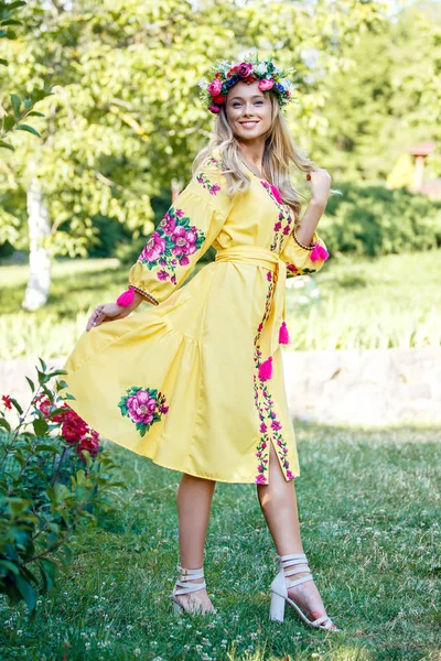 Hermosa Chica Rubia Ucraniana Con Ojos Azules Ropa Popular Estilo — Foto de Stock