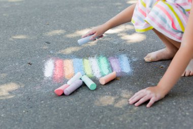 Çocuk el yaz günü çizmek için renkli tebeşir için uzanın. kaldırım sokak sanatı . Çocuk eğitimi. Yakından kapatın. Seçici odaklama