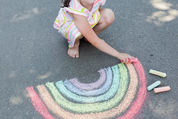 bir sokakta gökkuşağı ve renkli tebeşir çocuk çizimi