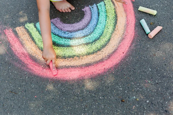 Kinderzeichnung Von Regenbogen Und Bunten Kreiden Auf Einer Straße — Stockfoto