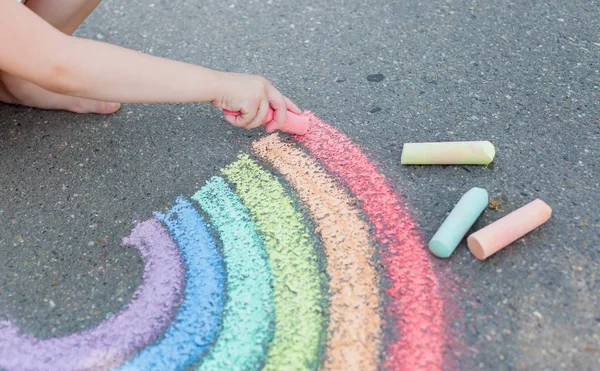 bir sokakta gökkuşağı ve renkli tebeşir çocuk çizimi