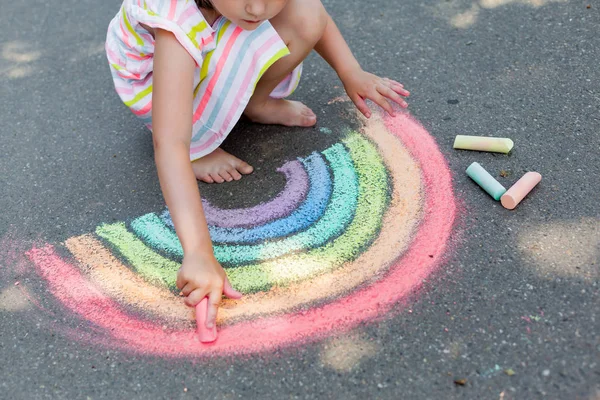 Kinderzeichnung Von Regenbogen Und Bunten Kreiden Auf Einer Straße — Stockfoto
