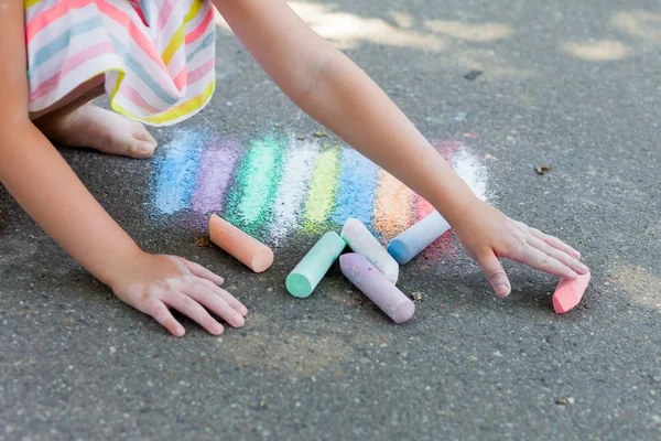 Kinderhand Greift Nach Der Bunten Kreide Sie Sommertagen Zeichnen Straßenkunst — Stockfoto