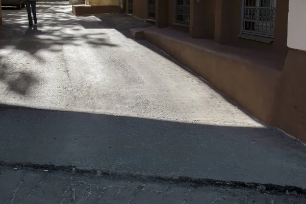 Luz Sombras Uma Rua Asfalto — Fotografia de Stock