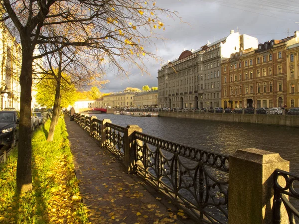 Blick Auf Die Böschung Petersburg lizenzfreie Stockbilder