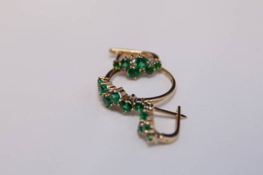 Zümrüt ve zümrüt yüzük altın küpe ayarla