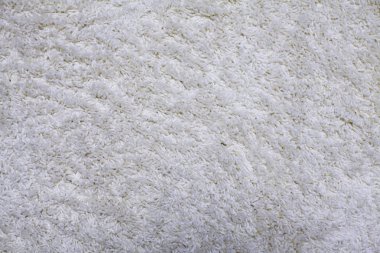 kabarık beyaz halı daire