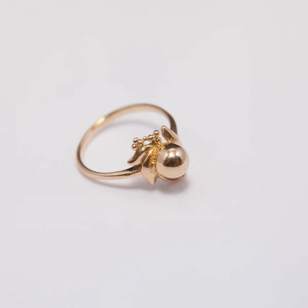 Χρυσό Δαχτυλίδι Λευκό Φόντο — Φωτογραφία Αρχείου