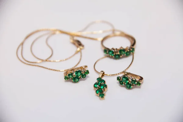 Szett Arany Fülbevaló Gyűrű Medál Smaragd — Stock Fotó