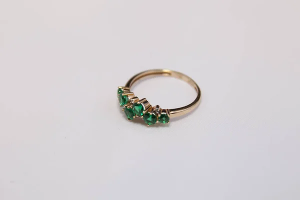 带绿宝石黄金戒指 — 图库照片