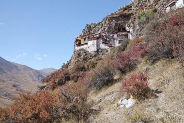 Tibet manastır mağara