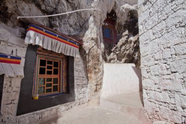 Tibet manastır mağara