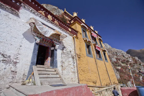 チベットの修道院を洞窟します — ストック写真