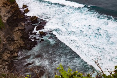 Sahilde dalgalar kopuyor