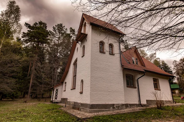 Régi Titokzatos Meseház Erdőben — Stock Fotó