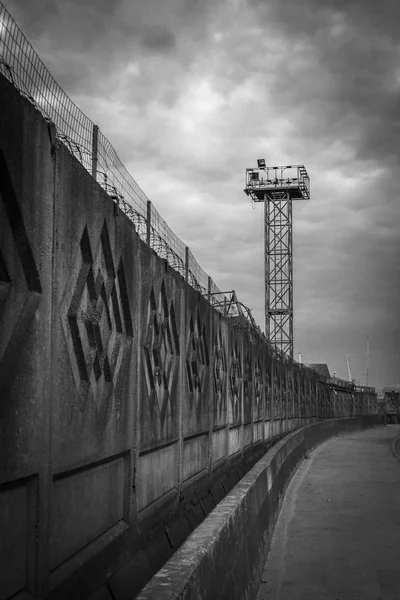 Vězeňská Zeď Ostnatým Drátem Věží — Stock fotografie