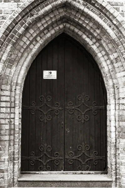 Retro tarzda kapı, siyah beyaz fotoğrafçılık