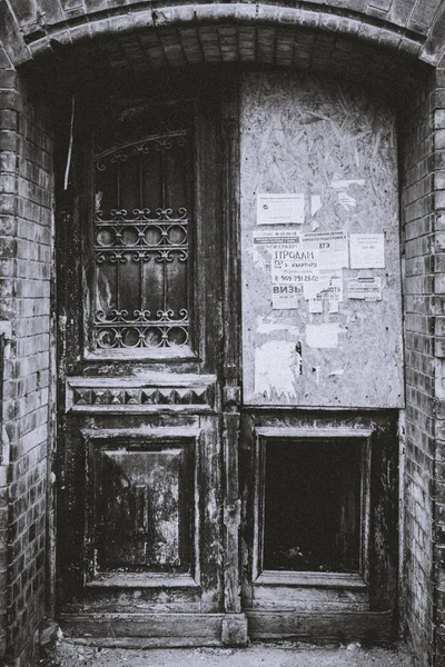 Retro Tarzda Kapı Siyah Beyaz Fotoğrafçılık — Stok fotoğraf