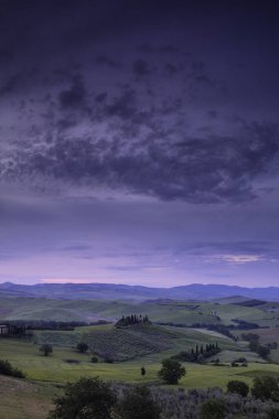Belvedere çiftlik evi üzerinde gündoğumu, Val d 'Orcia, San Quirico Tuscany yakınında