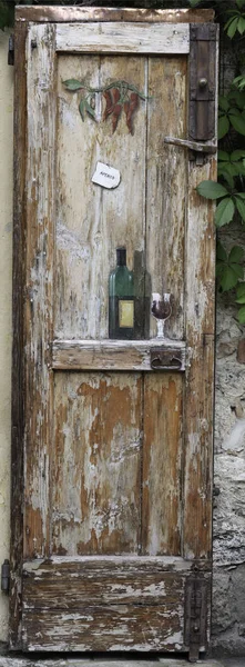 Παλιά Ζωγραφισμένα Ξύλινη Πόρτα Σκουριασμένο Κλείδωμα Και Λαβές Στην Πόρτα — Φωτογραφία Αρχείου