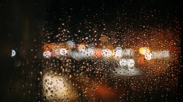 Нічне Місто Світиться Крізь Дощові Краплі Склі — стокове фото
