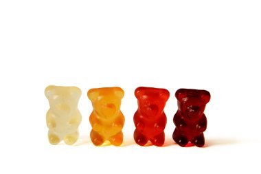 Beyaz - izole kırmızı, turuncu ve bordo Gummi bears çeşitlilik, eşitlik, eşlik hattı