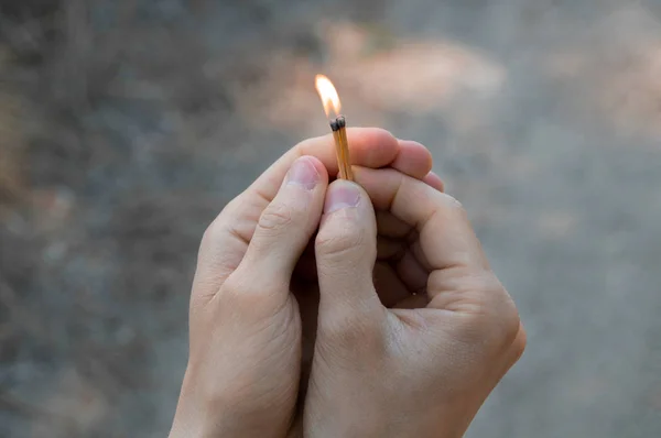 Coincidencia Ardiente Las Manos Llama Cerilla Apuntando Hacia Arriba Hombre —  Fotos de Stock