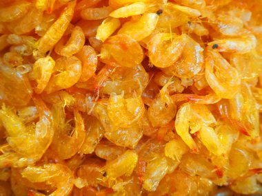 Tavada kurutulmuş portakal.         