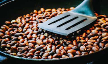 Bir tavada kavrulmuş fıstık