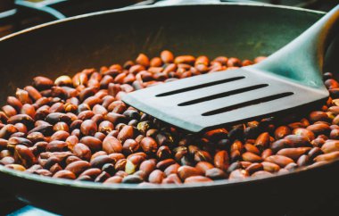 Bir tavada kavrulmuş fıstık