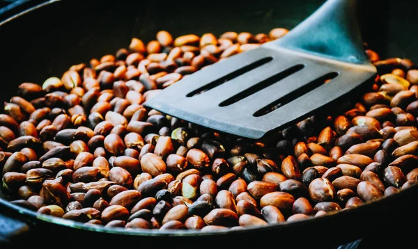 Bir tavada kavrulmuş fıstık