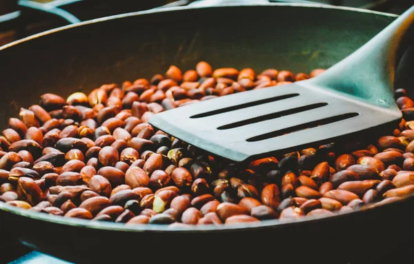 Bir tavada kavrulmuş fıstık
