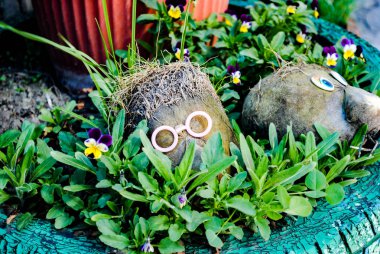 Komik otlar bahçede. Bahçe için parlak ve güzel yüzler.