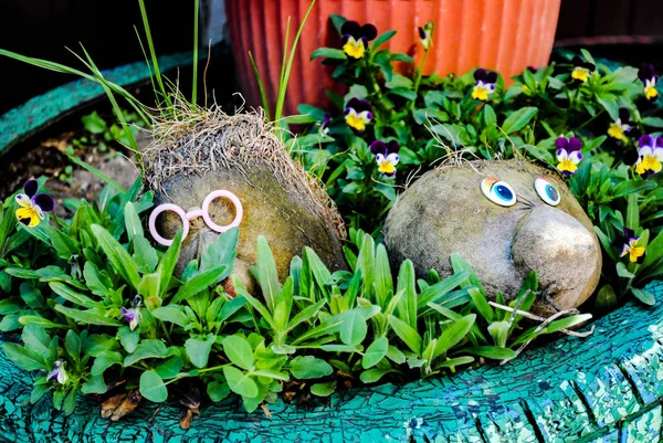 Komik otlar bahçede. Bahçe için parlak ve güzel yüzler.