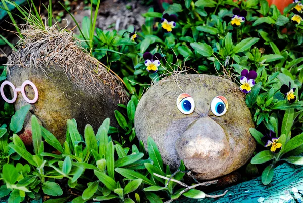 Komik otlar bahçede. Bahçe için parlak ve güzel yüzler.