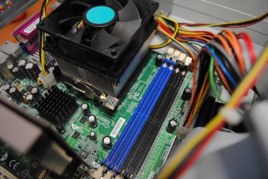 Anakart ve işlemci bilgisayarın içinde. Fotoğraf bilgisayar ve bilişim teknolojileri hakkında hikayeler için uygundur.