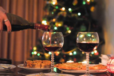 Bardakları, şarap ve yılbaşı tablo. Mutlu Noeller ve mutlu yeni yıl.