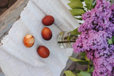 Fotoğraflar Paskalya yumurta leylak dalı arka plan üzerinde.