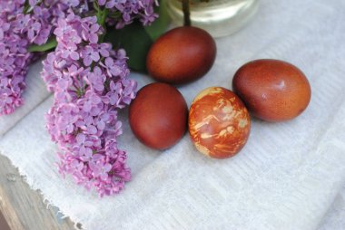 Fotoğraflar Paskalya yumurta leylak dalı arka plan üzerinde.