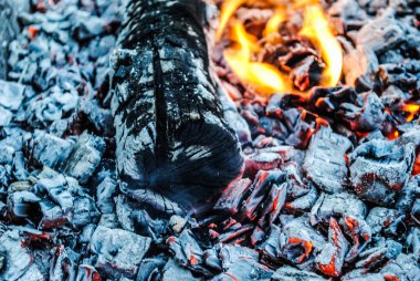 Günlükleri ve köz ile yanan ateş güzel doymuş fotoğraf.