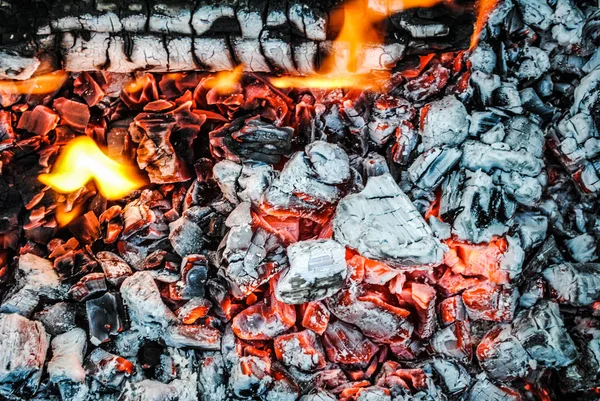 Günlükleri ve köz ile yanan ateş güzel doymuş fotoğraf.