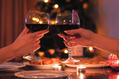 Festival tablo ve iki bardak şarap elinde. Fotoğraf tatil ve tatil hakkında hikayeler için uygundur.