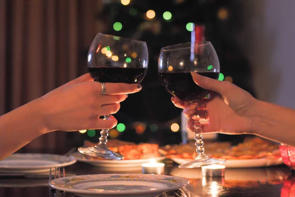 Γιορτινό Τραπέζι Και Δύο Ποτήρια Κρασί Στο Χέρι Φωτογραφία Είναι — Φωτογραφία Αρχείου