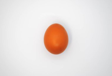 Beyaz arka plan üzerinde kahverengi yumurta. Fotoğraf Gıda ve sağlık hakkında hikayeler için uygundur.