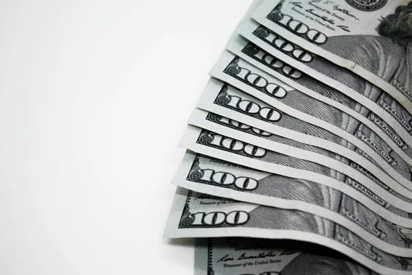 Beyaz bir arka plan üzerinde birkaç yüz dolarlık banknotlar. Hazır izolasyonlu madde için senin iş.