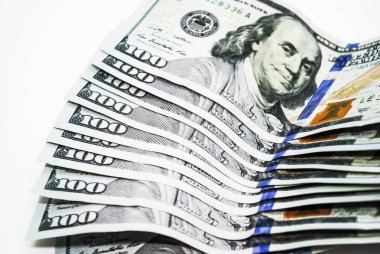 Beyaz bir arka plan üzerinde birkaç yüz dolarlık banknotlar. Hazır izolasyonlu madde için senin iş.