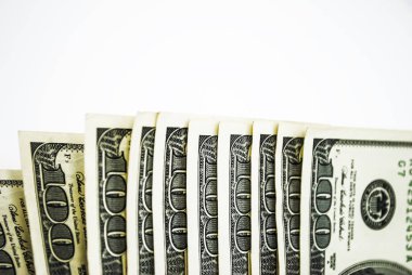 Beyaz bir arka plan üzerinde birkaç yüz dolarlık banknotlar. Hazır izolasyonlu madde için senin iş.